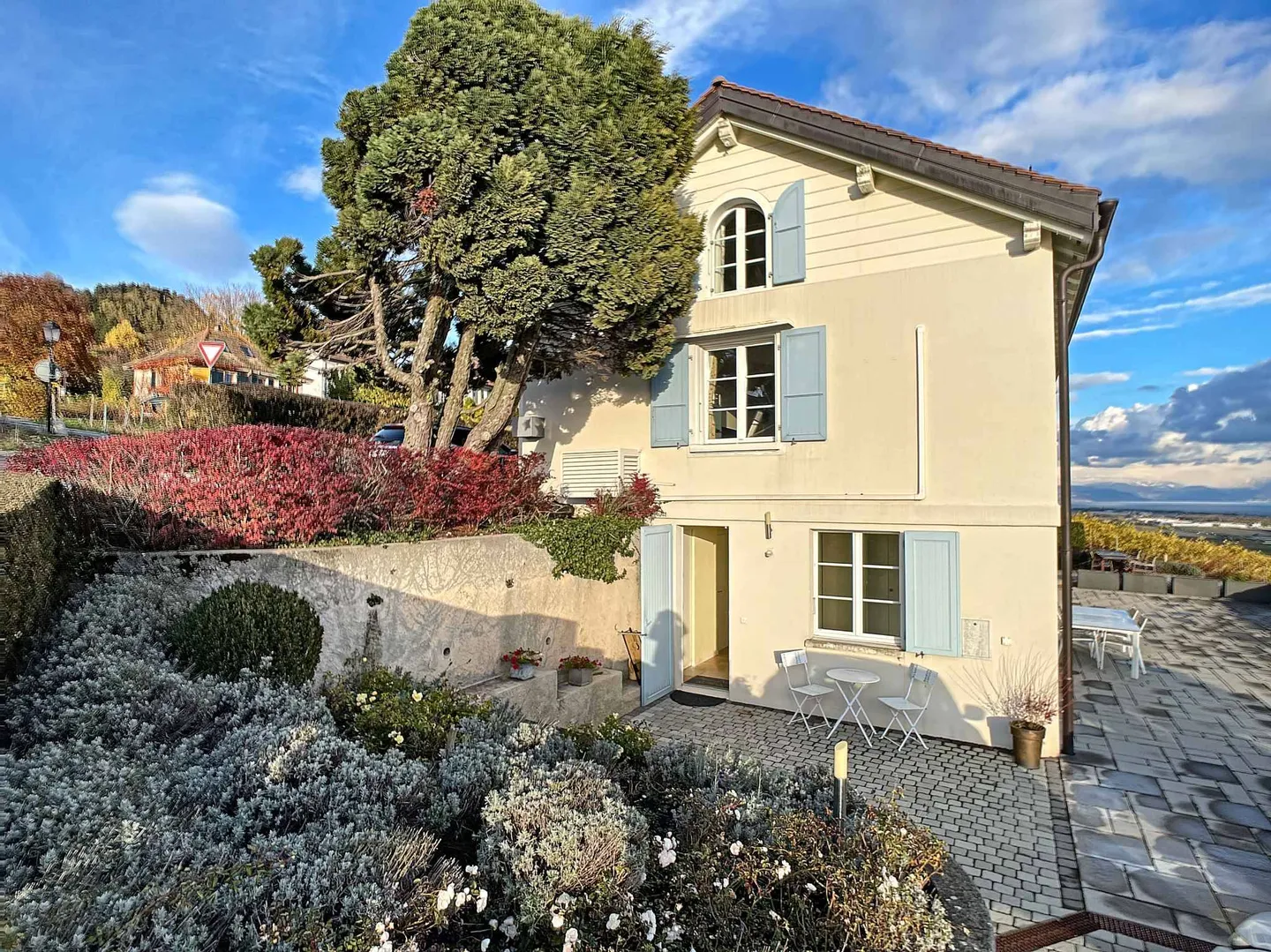 Charming Apartment with Lake View - Photo 7 of 8