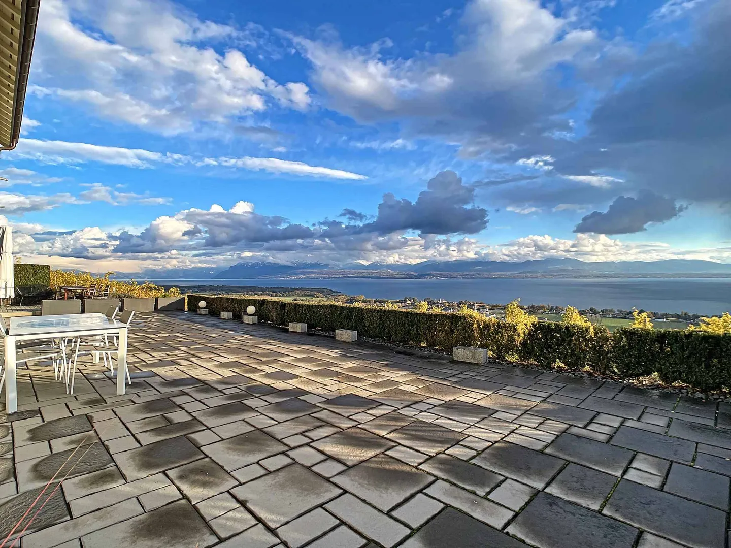 Charming Apartment with Lake View - Photo 8 of 8