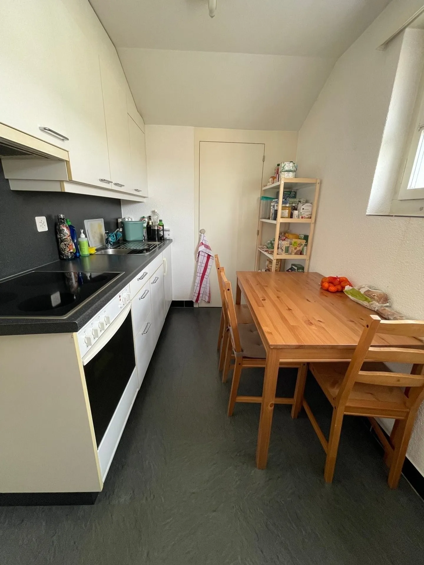 Charmante 2.5-Zimmer-Dachwohnung mit Balkon in Biel/Bienne - Photo 3 of 9