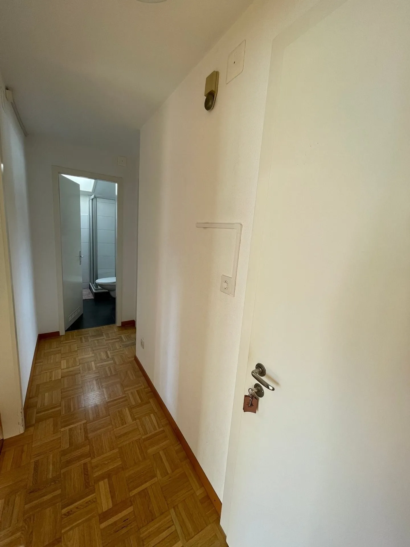 Charmante 2.5-Zimmer-Dachwohnung mit Balkon in Biel/Bienne - Photo 5 of 9