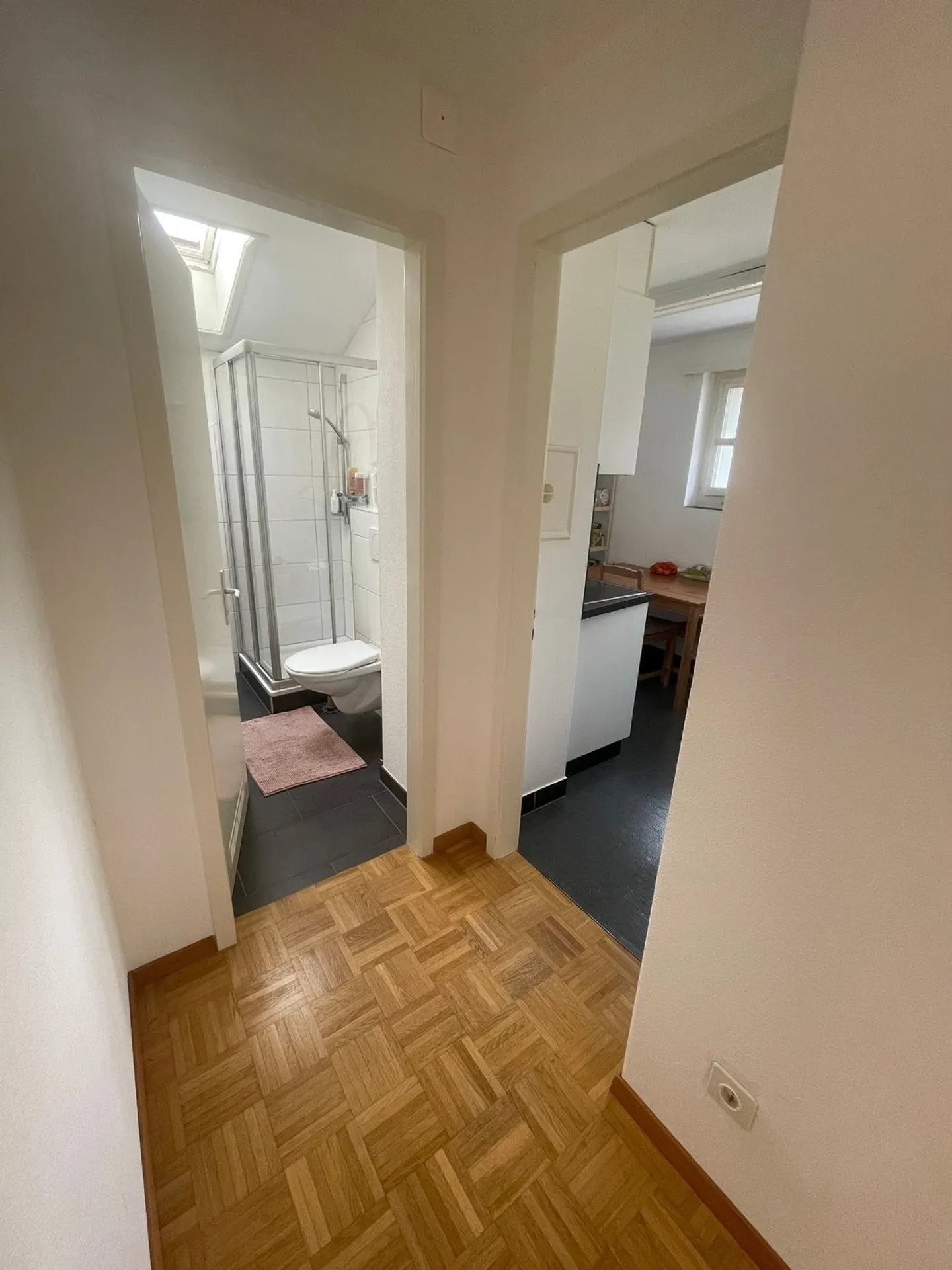 Charmante 2.5-Zimmer-Dachwohnung mit Balkon in Biel/Bienne - Photo 6 of 9