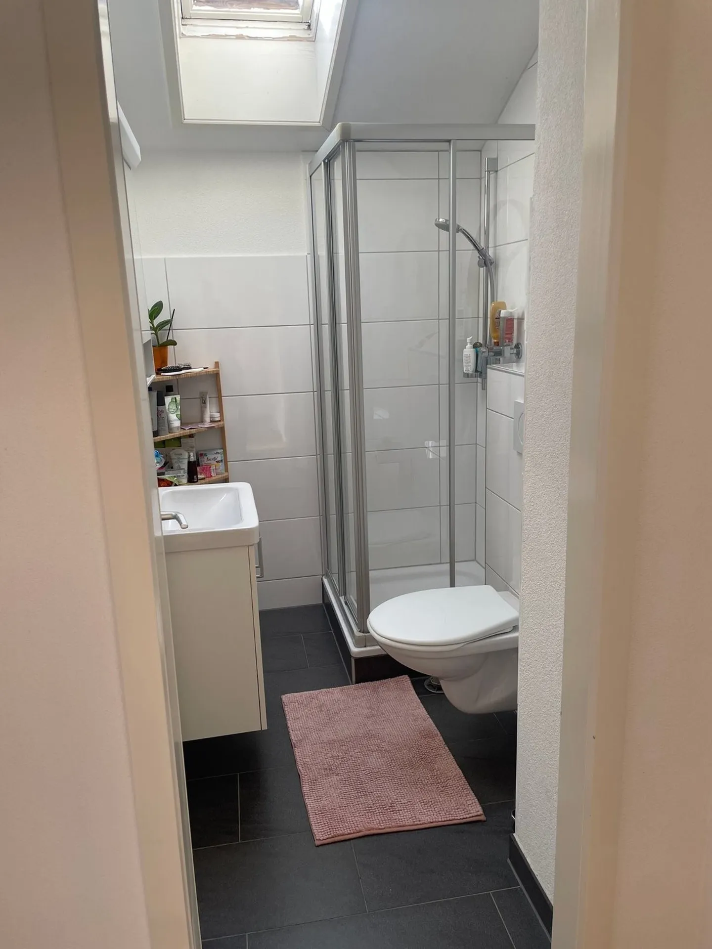 Charmante 2.5-Zimmer-Dachwohnung mit Balkon in Biel/Bienne - Photo 7 of 9