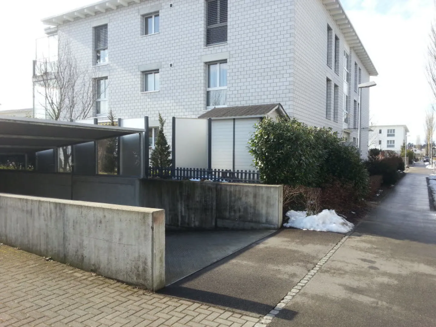 E-car parking space for rent - Photo 2 of 4