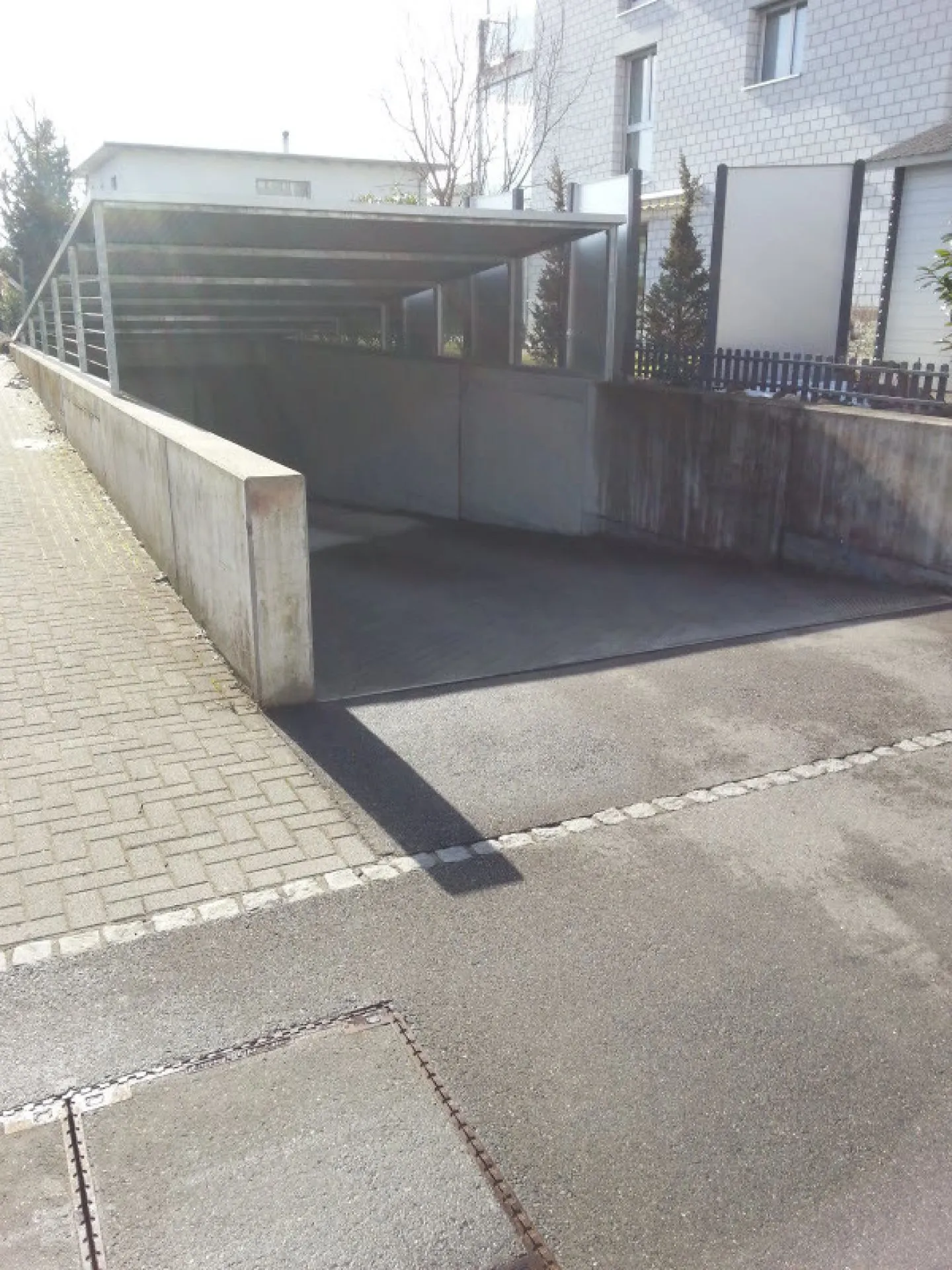 E-car parking space for rent - Photo 4 of 4