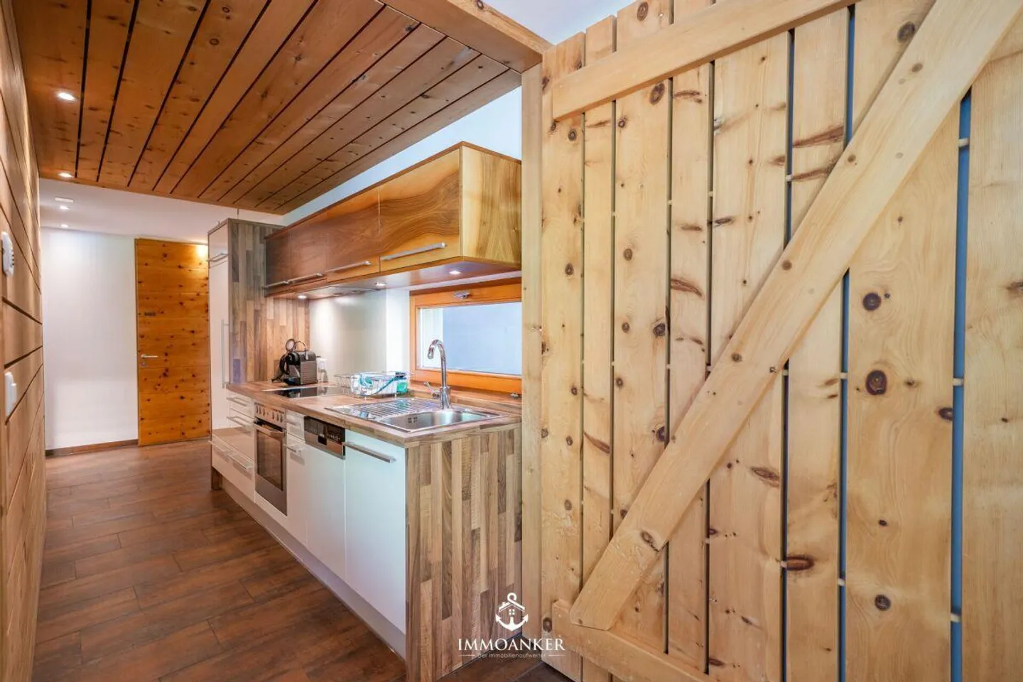 Alpine Living Quality Meets Stylish Tranquility - Photo 2 of 10