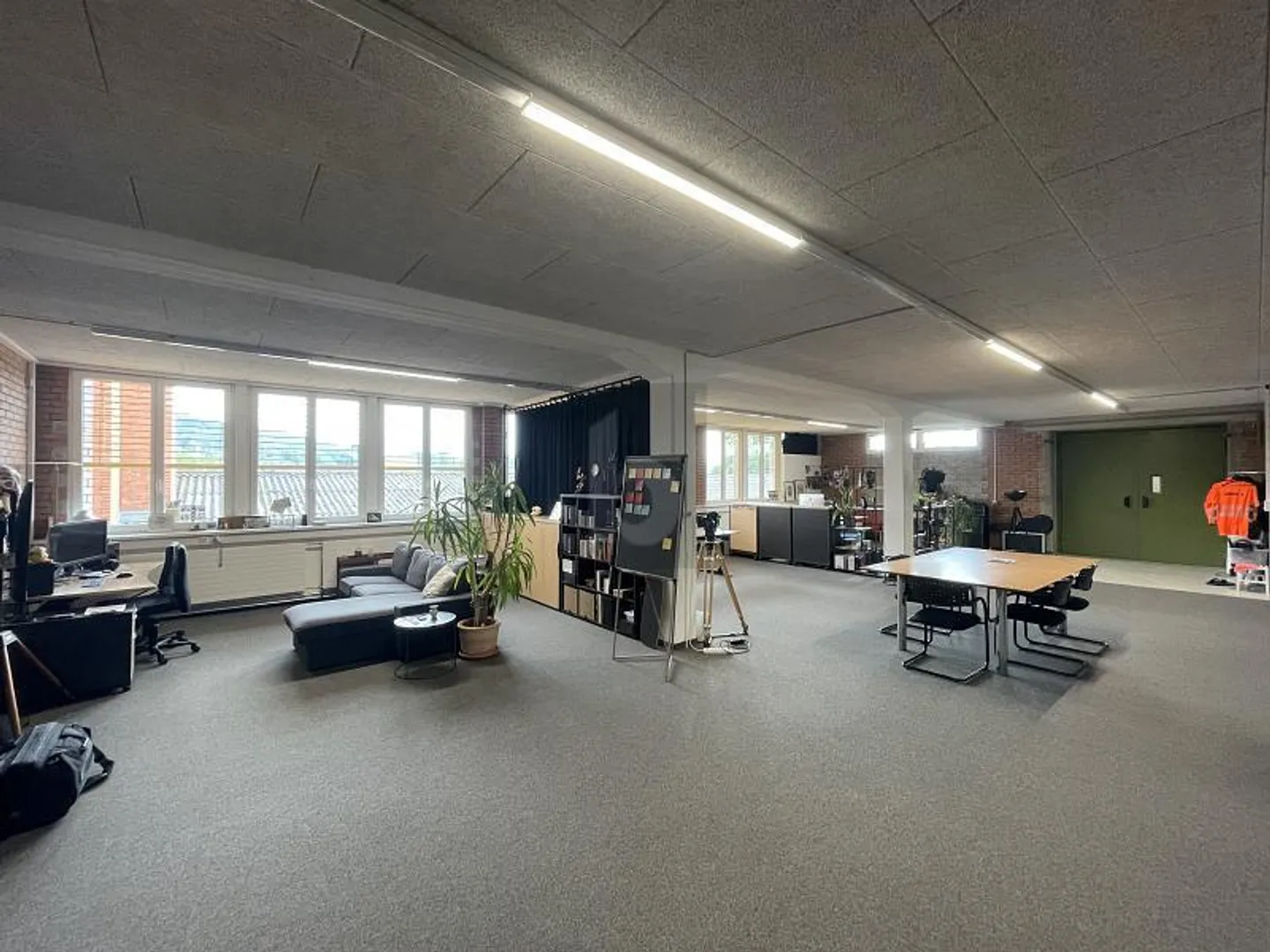 SPAZIOSO E IDEALE PER IL LAVORO CREATIVO - Foto 1 di 6