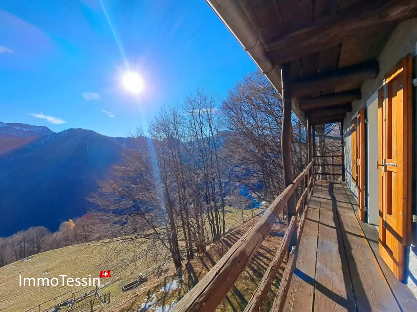 Grosses Rustico an Alleinlage, eingebettet in einer Waldlichtung mit einmaliger Aussicht - Foto 2 von 13