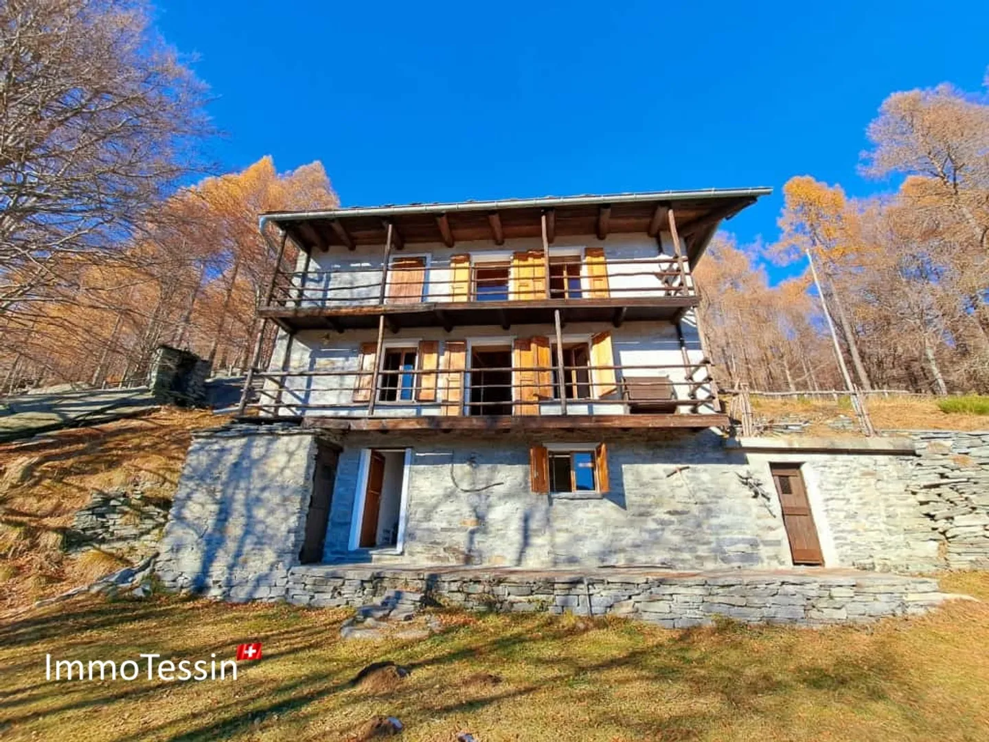 Grosses Rustico an Alleinlage, eingebettet in einer Waldlichtung mit einmaliger Aussicht - Foto 3 von 13
