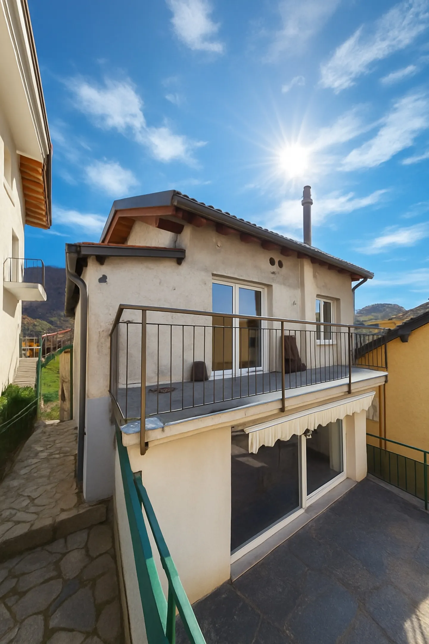 Ein renoviertes Haus im Kern von Bogno, mit großer Terrasse - Foto 1 von 10