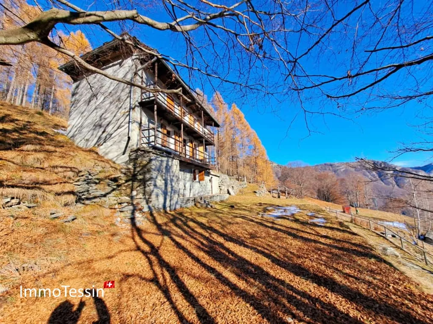 Grosses Rustico an Alleinlage, eingebettet in einer Waldlichtung mit einmaliger Aussicht - Foto 4 von 13