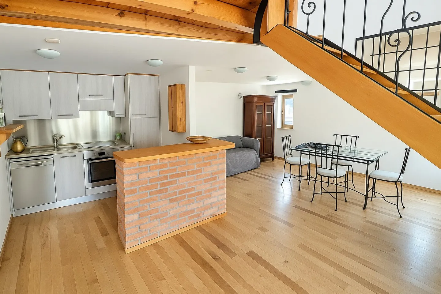 Ein renoviertes Haus im Kern von Bogno, mit großer Terrasse - Foto 5 von 10