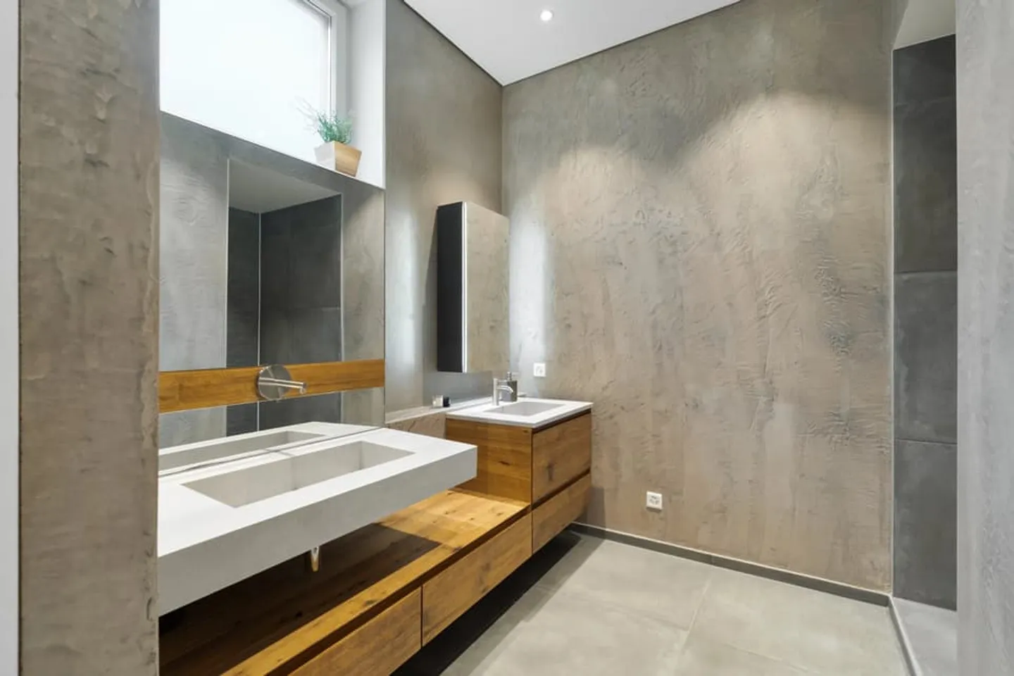 Modern property with swimming pool and unobstructed lake views - Photo 9 sur 13