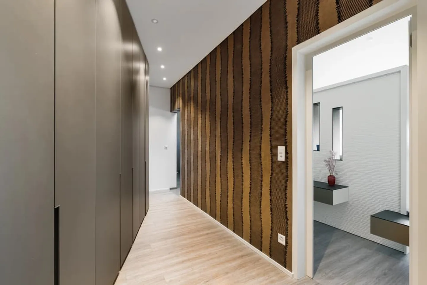Modern property with swimming pool and unobstructed lake views - Photo 11 sur 13