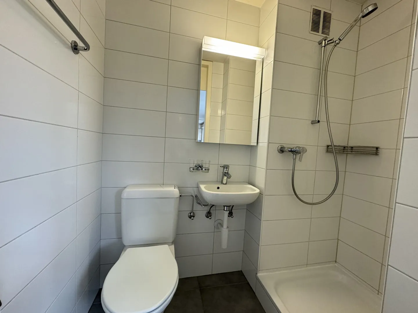 Spacious and close to shops - Photo 4 of 4