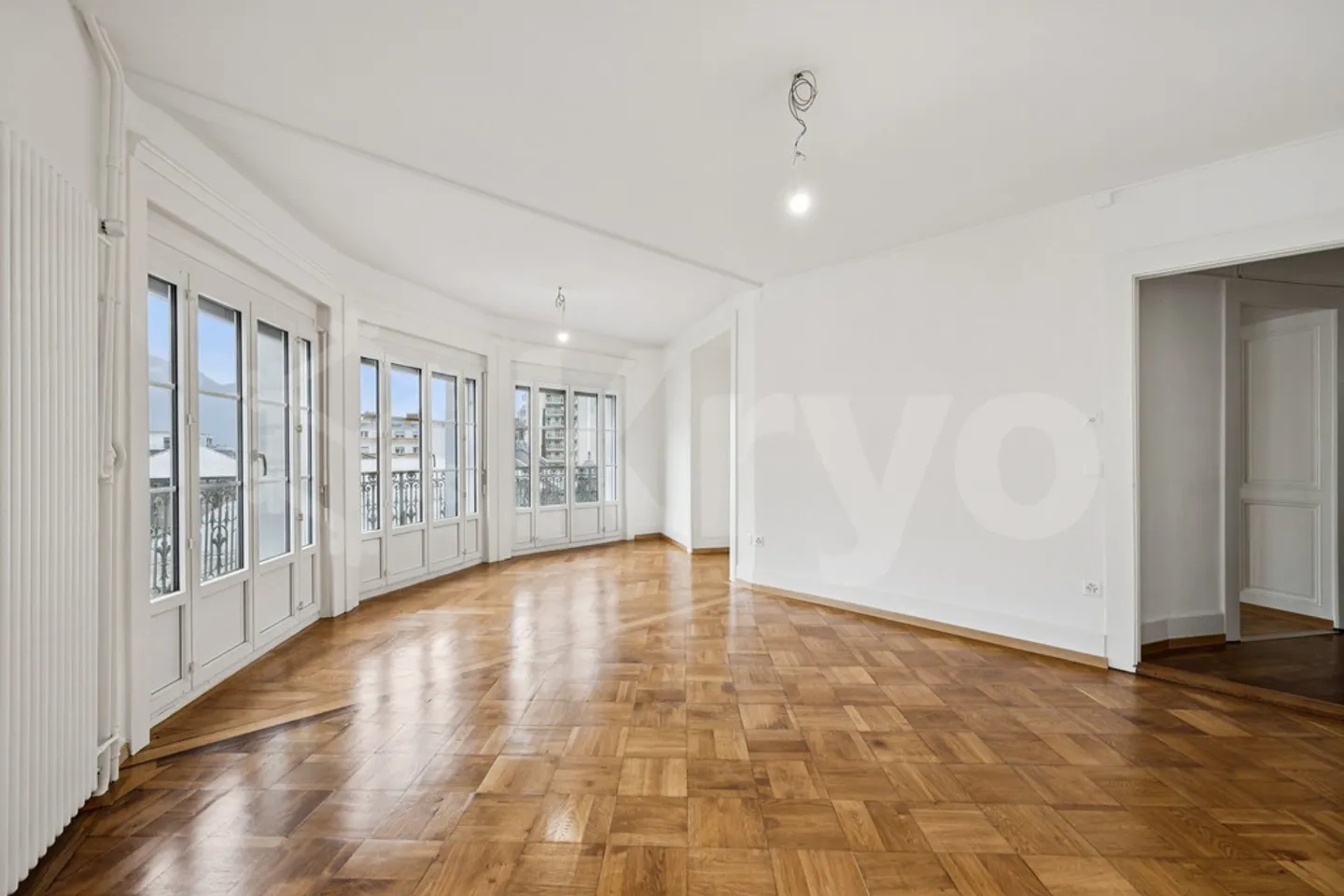 Magnificent 5-room apartment renovated in the heart of Montreux - Photo 2 of 10