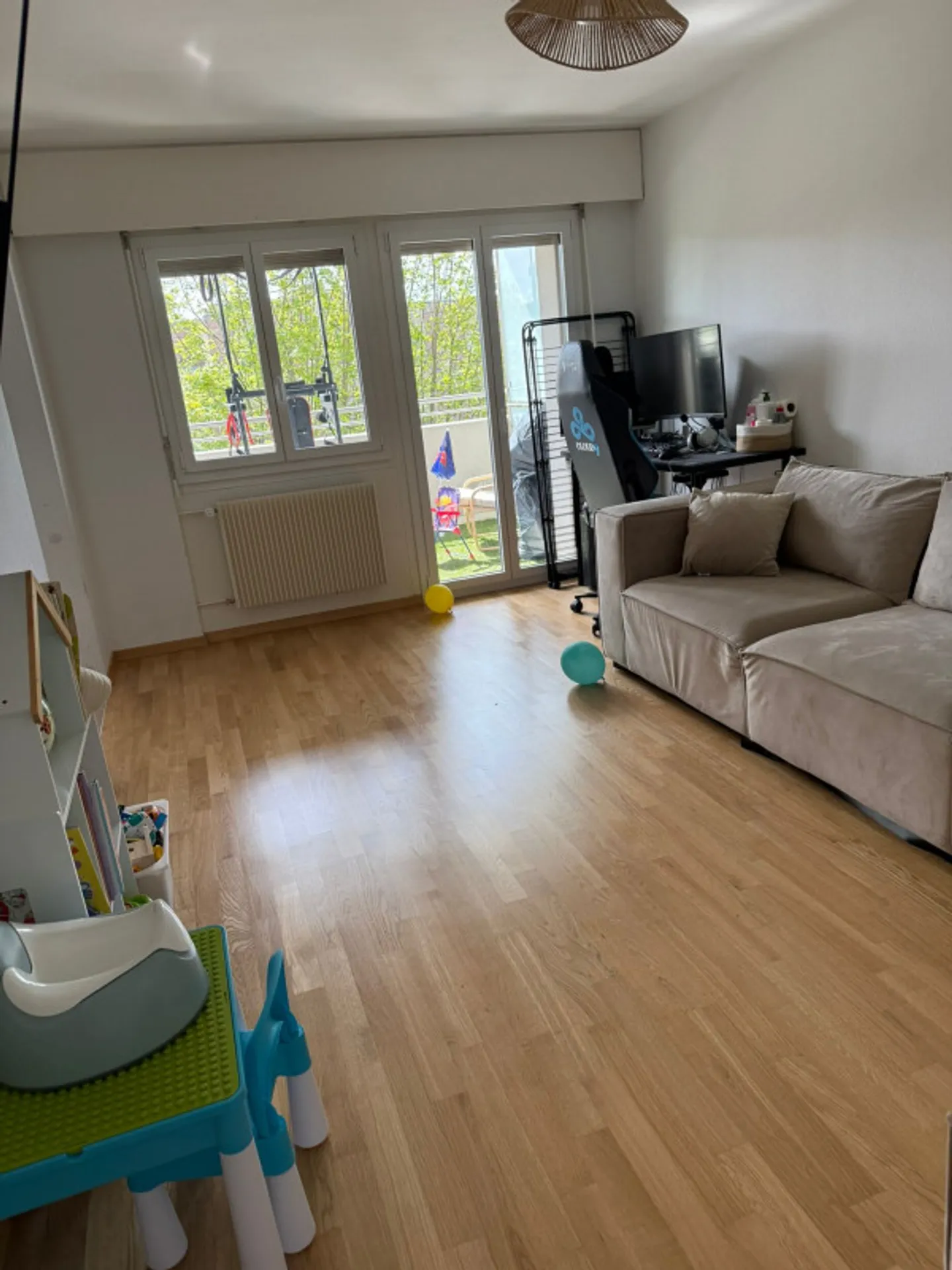 Bel Appartamento 3.5 Locali con Balcone e Parcheggio a Nyon - Foto 1 di 10