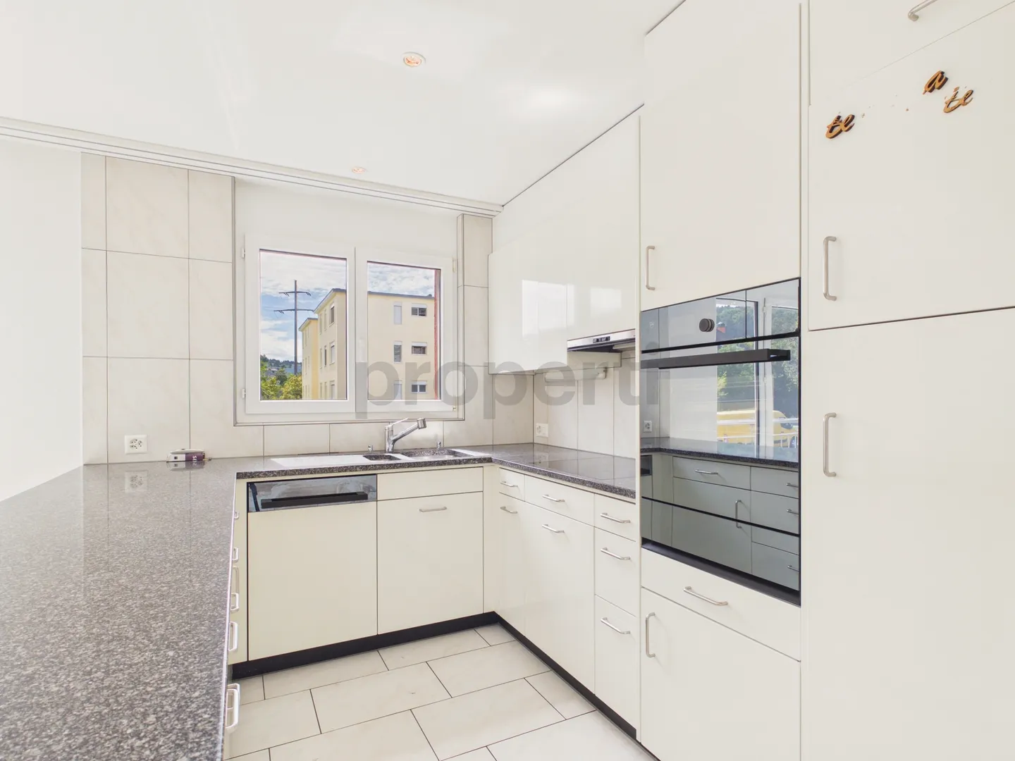 Appartamento moderno con balcone - Foto 4 di 10