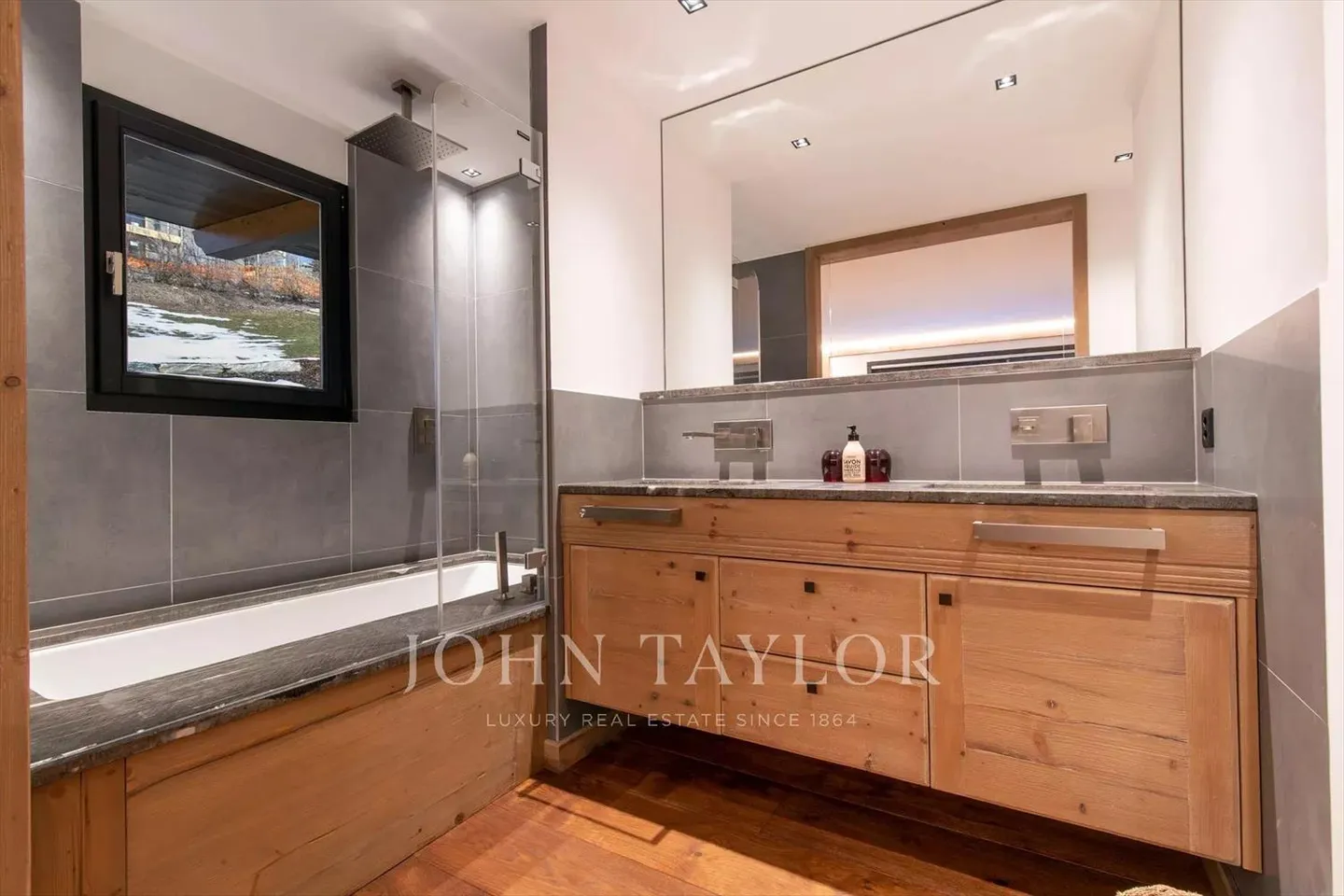Duplex of Exception with Private Garden and Panoramic View in Plans-Mayens - Photo 8 of 11