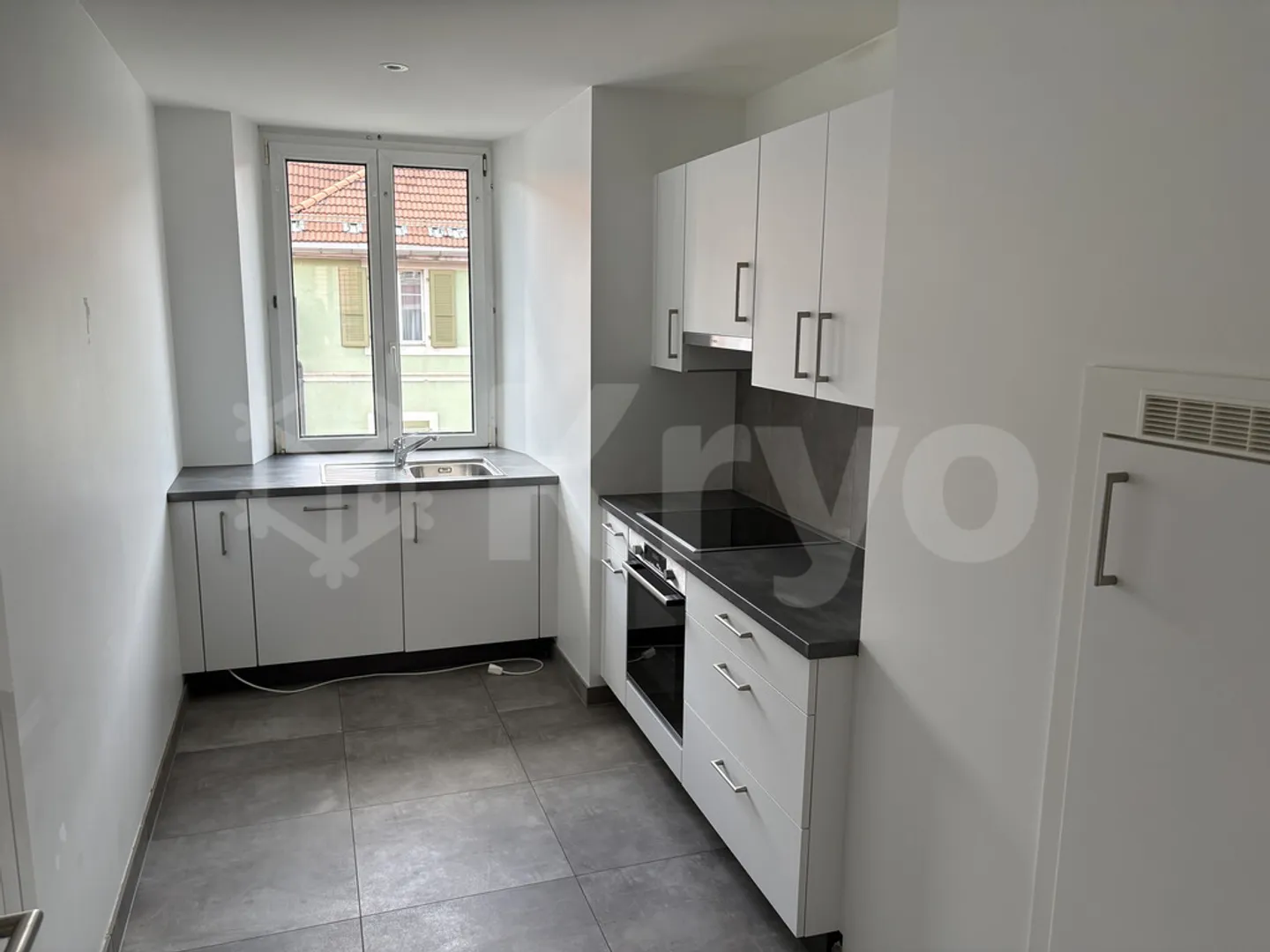 MODERN 3-ROOM APARTMENT 3RD FLOOR - Photo 1 of 6