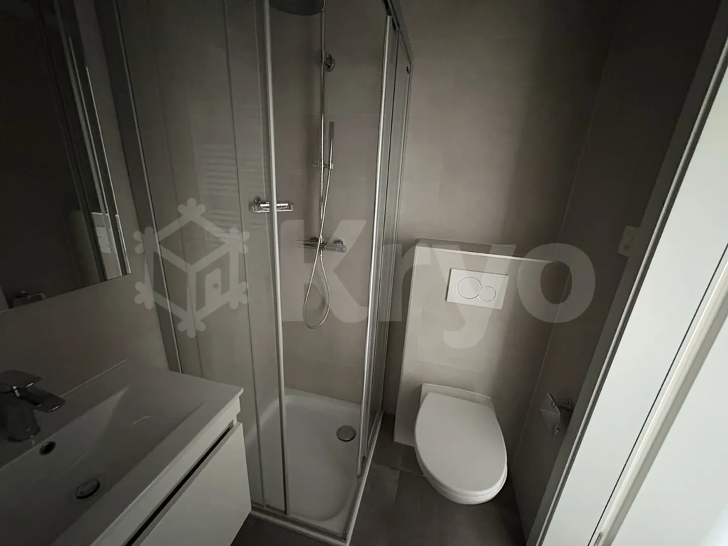 MODERN 3-ROOM APARTMENT 3RD FLOOR - Photo 6 of 6