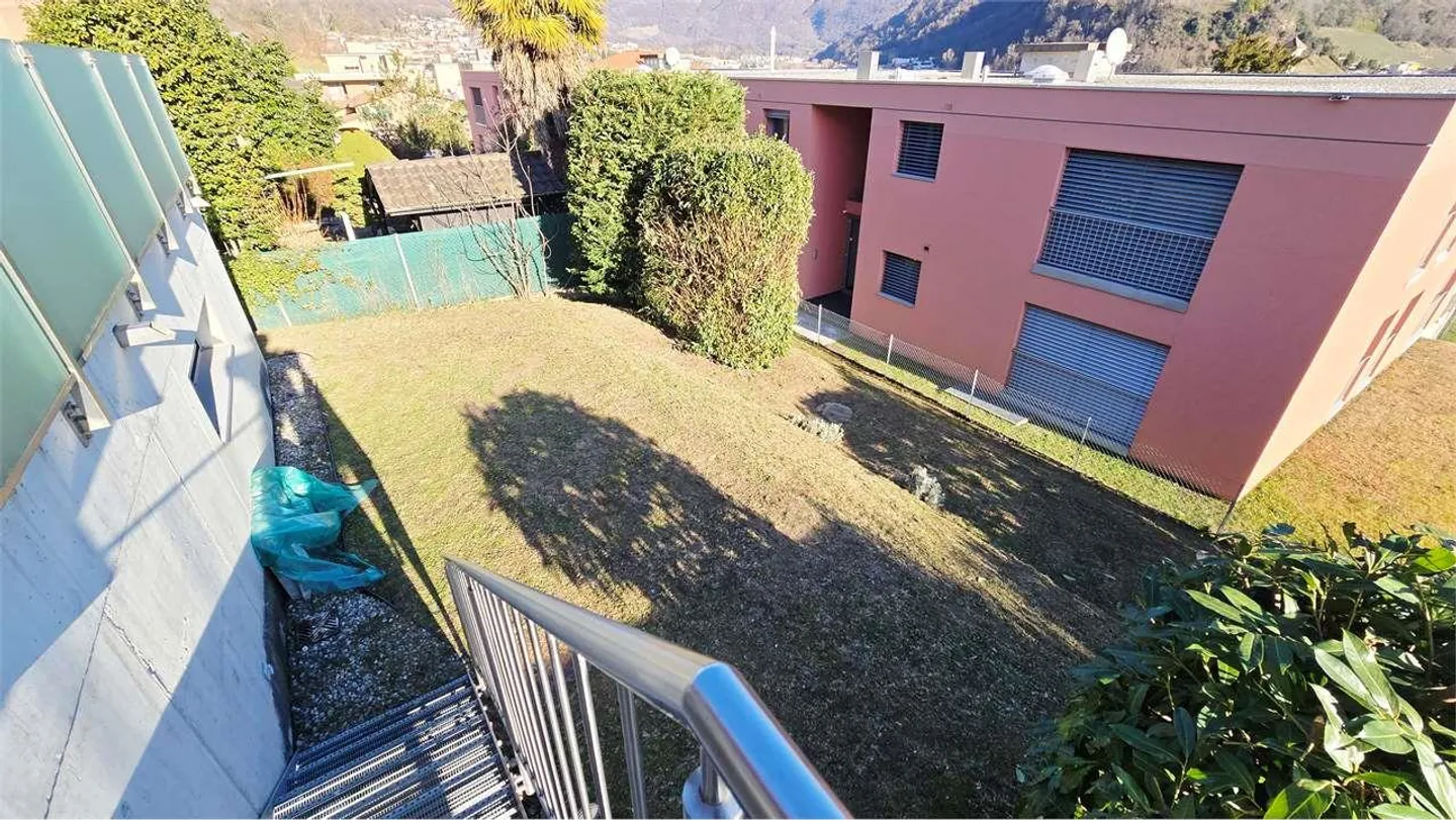 Rare! 3.5 rooms with large terrace and garden access - Photo 4 of 13