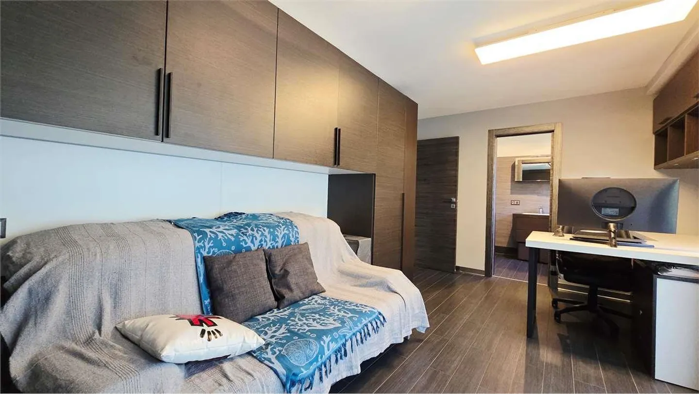 Rare! 3.5 rooms with large terrace and garden access - Photo 8 of 13