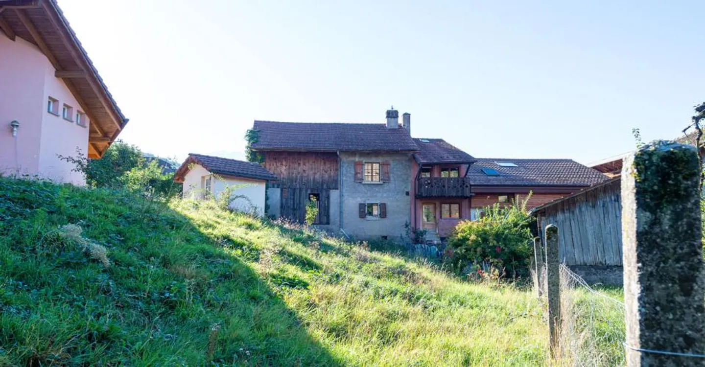 Village house with outbuildings, to renovate, in the center of Ollon - Photo 2 of 8