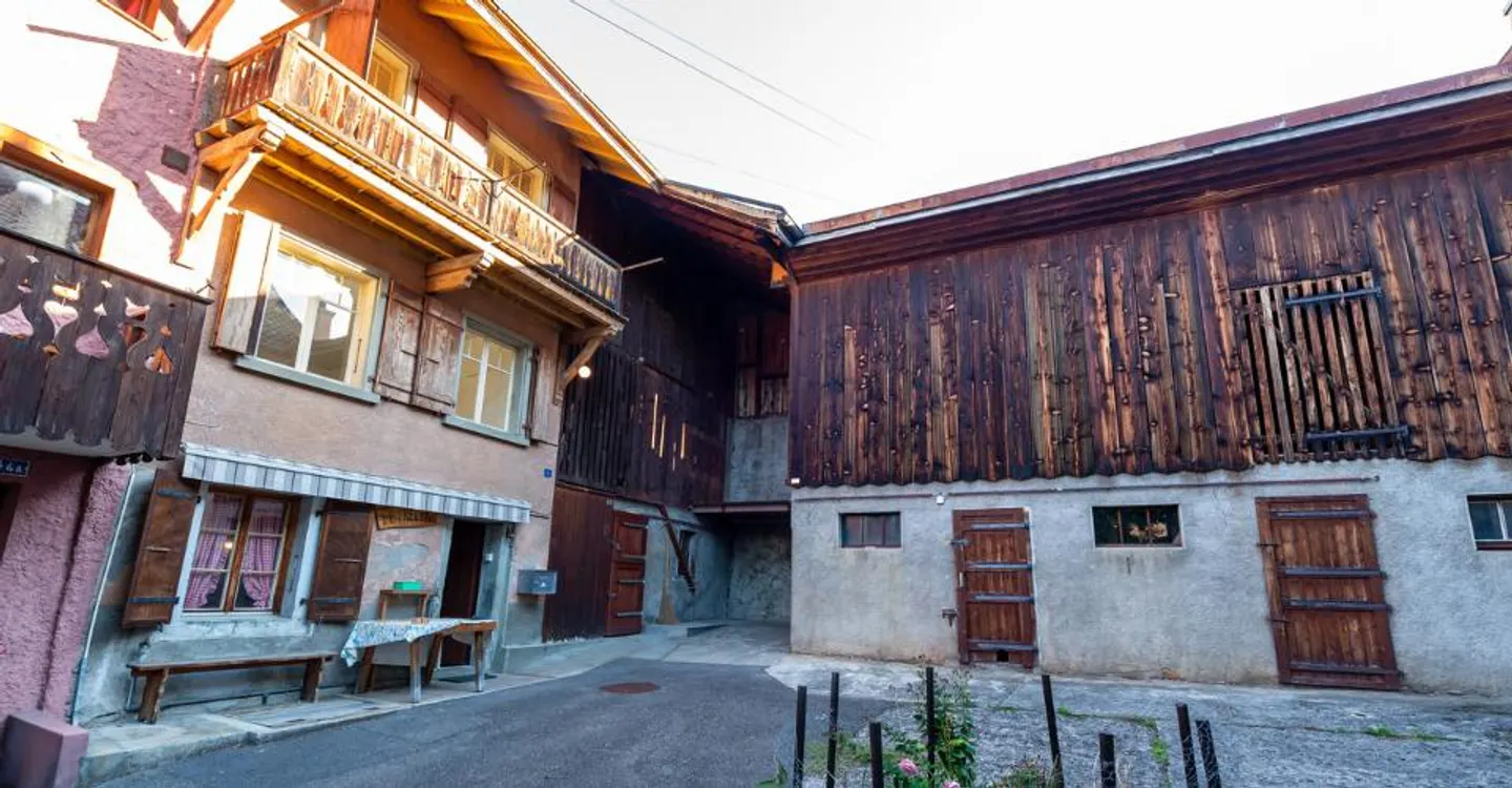 Village house with outbuildings, to renovate, in the center of Ollon - Photo 1 of 8