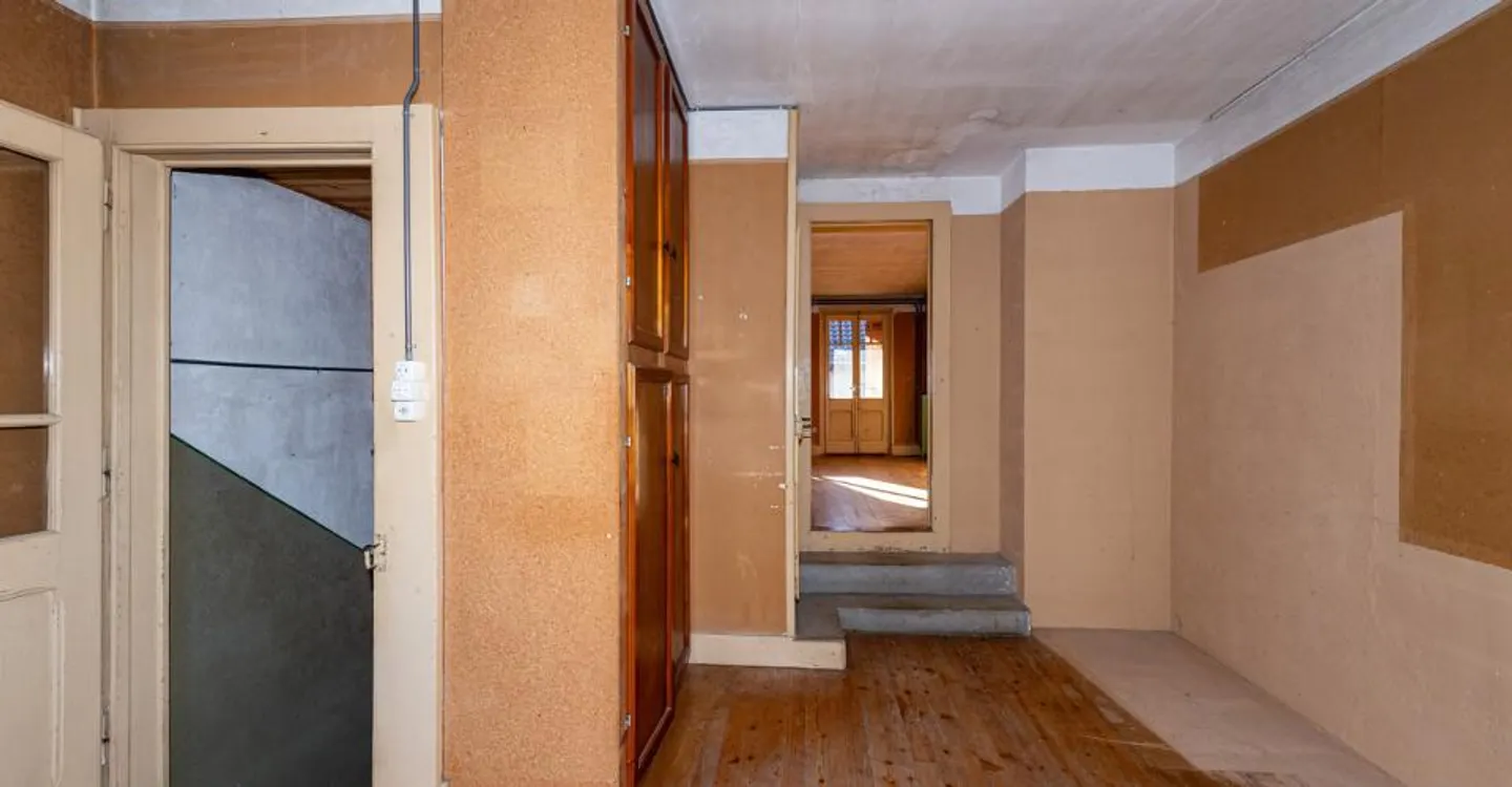 Village house with outbuildings, to renovate, in the center of Ollon - Photo 4 of 8