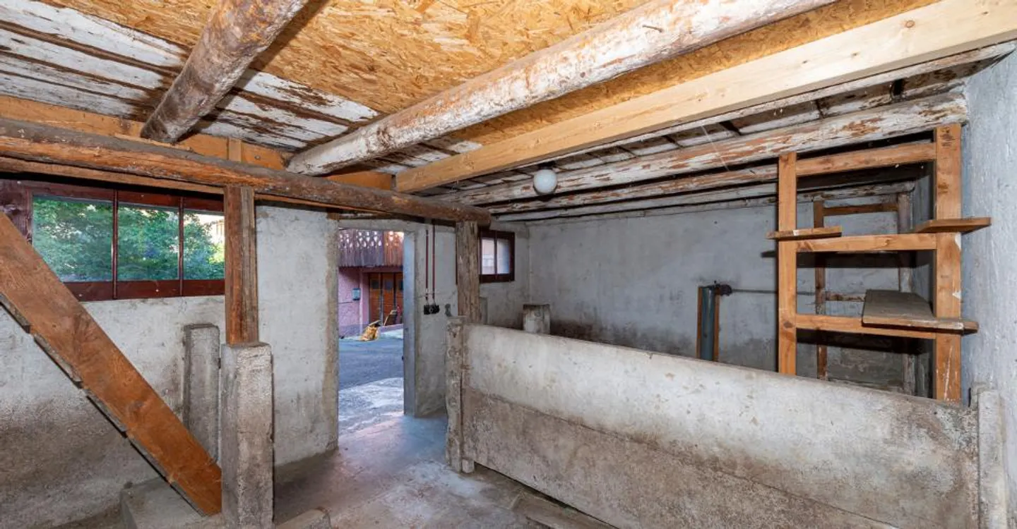 Village house with outbuildings, to renovate, in the center of Ollon - Photo 7 of 8