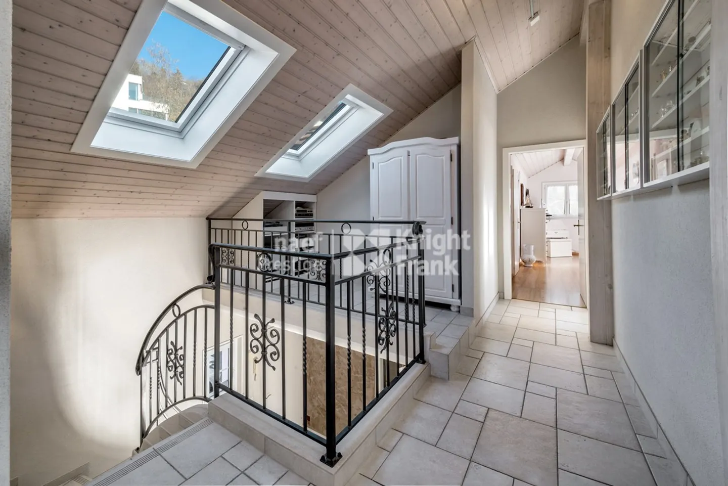 Exklusiv! Geräumige 7.5-Zimmer-Villa in Brent / Montreux zum Verkauf - Foto 9 von 12