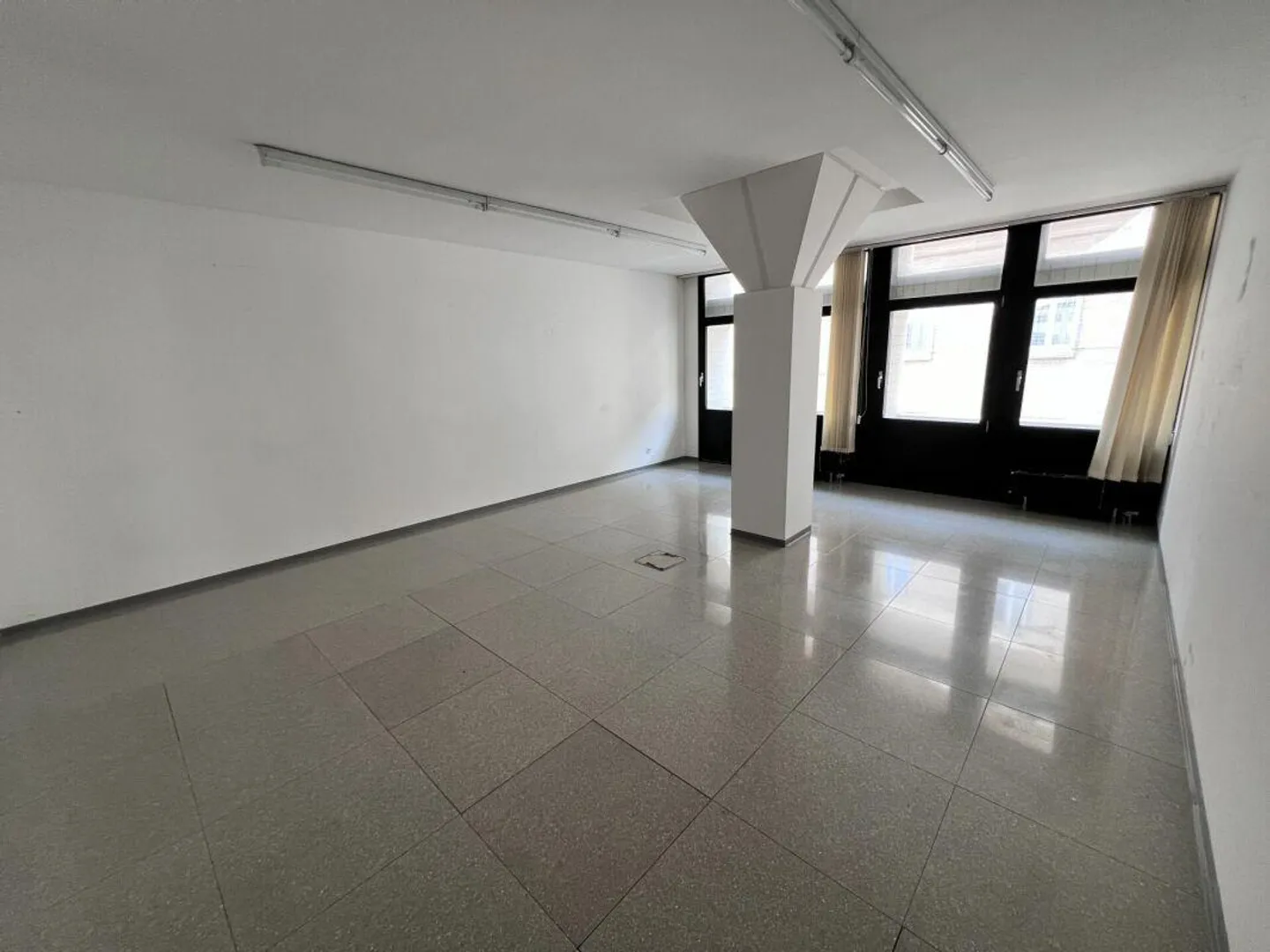 Ufficio nel centro di Chiasso di fronte alla stazione FFS - Foto 4 di 8