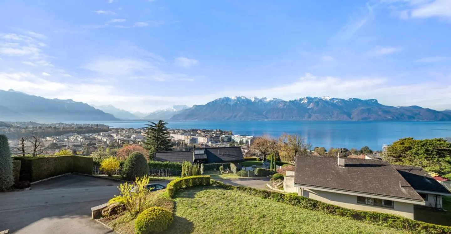 Einzigartige Villa mit Panoramablick auf den See - Foto 2 von 12