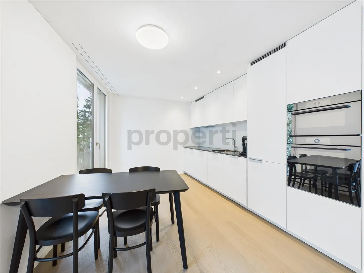 Appartamento moderno di 2,5 stanze con balcone nel cuore di Zurigo - Foto 2 di 7