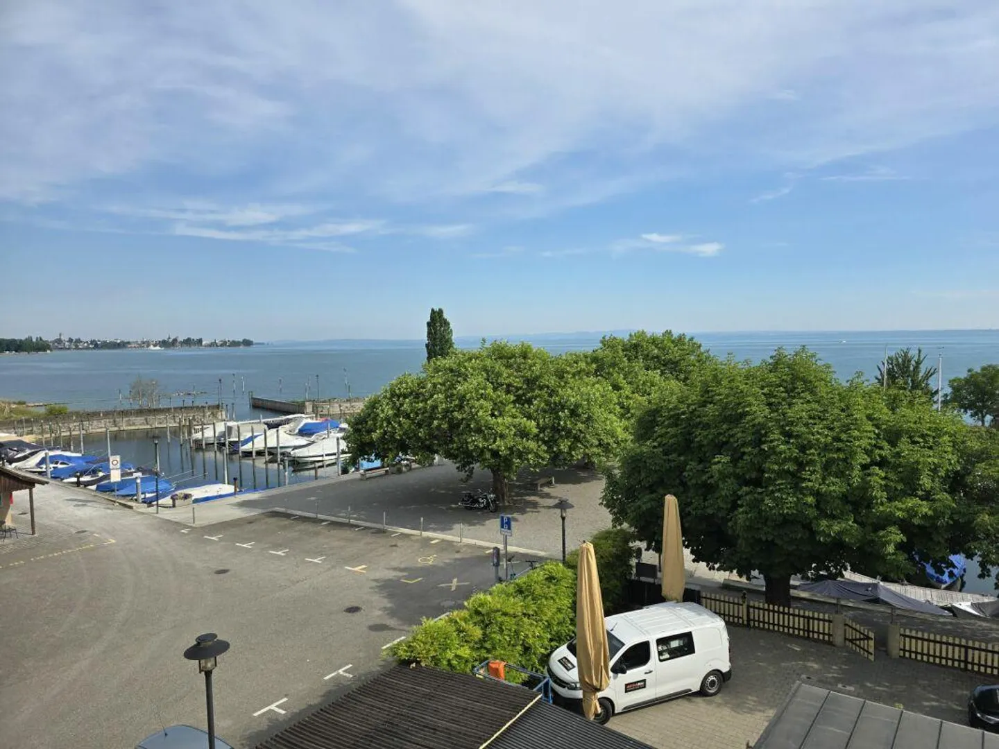 Charmante Maisonettewohnung in erster Reihe am See - Foto 1 von 11