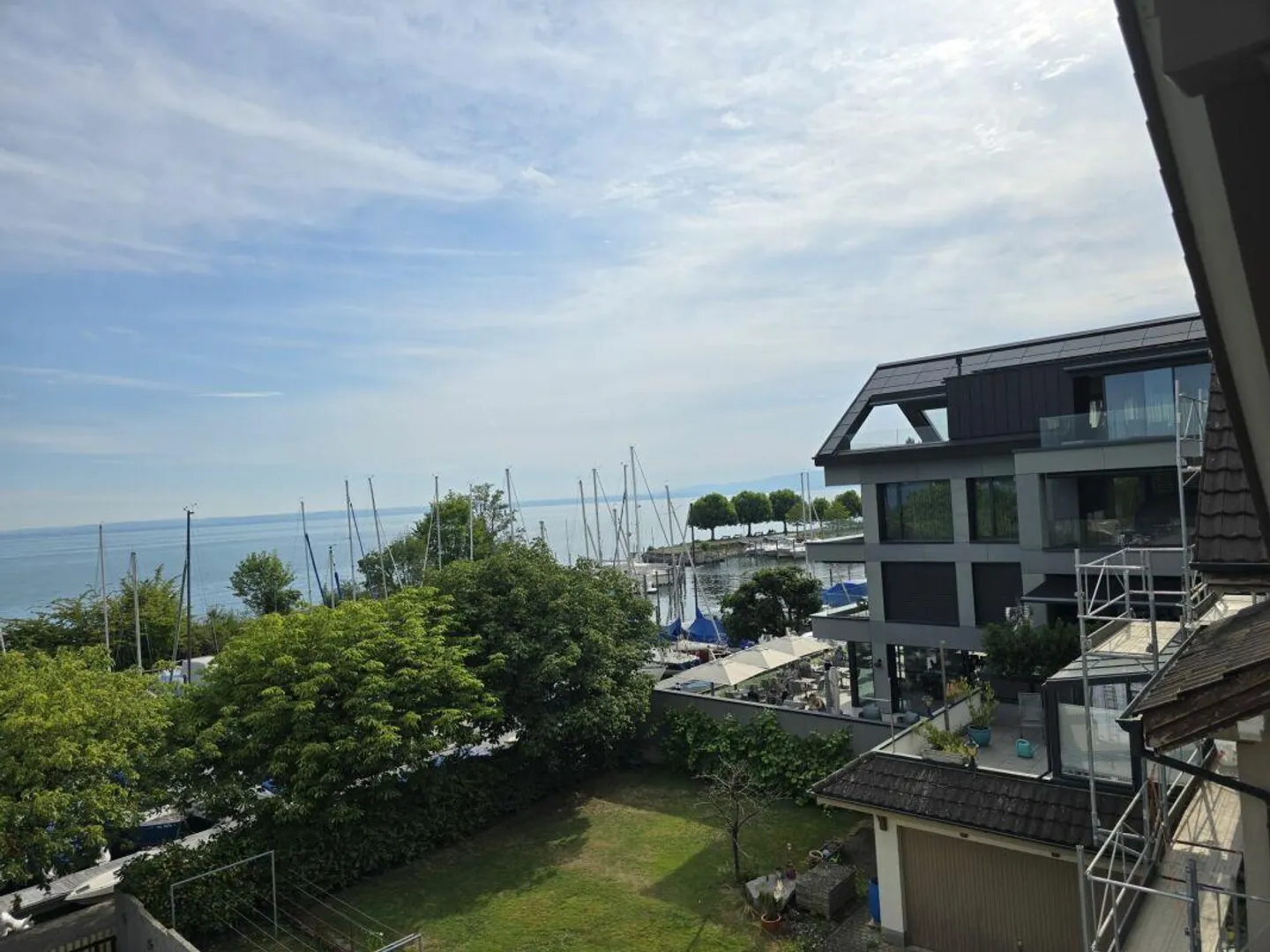 Charmante Maisonettewohnung in erster Reihe am See - Foto 2 von 11