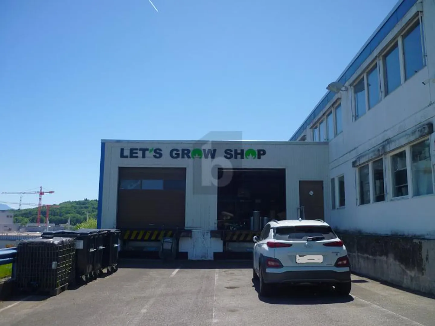 LARGE AREAS WITH LOADING DOCK! - Photo 2 of 6