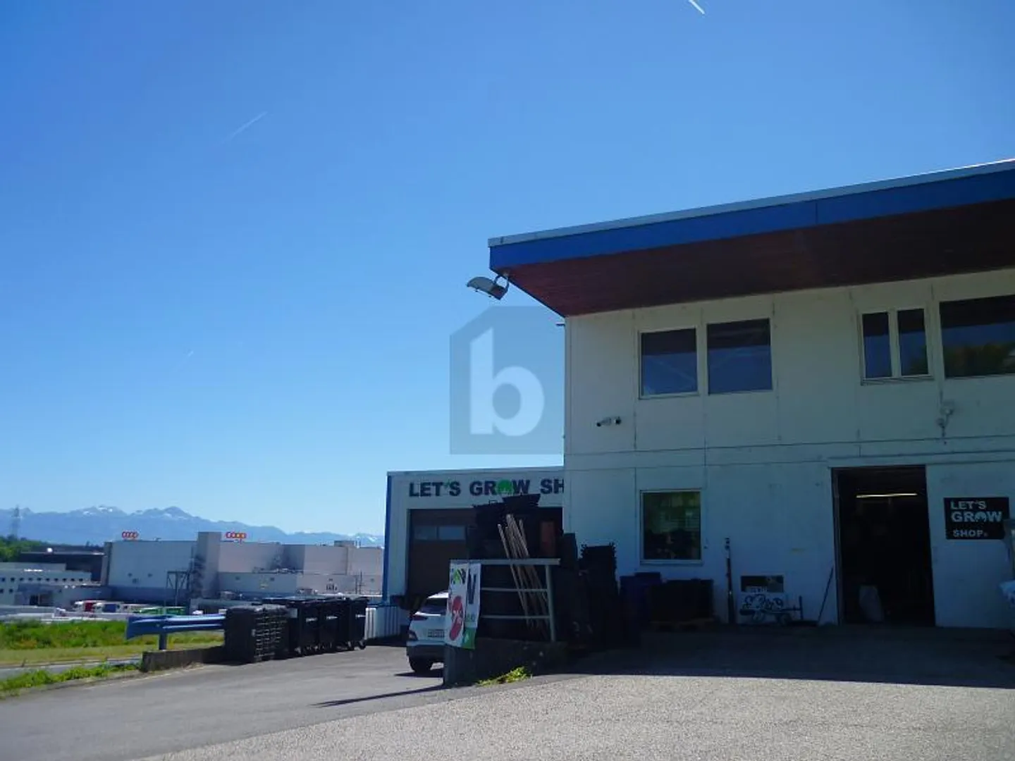 LARGE AREAS WITH LOADING DOCK! - Photo 3 of 6