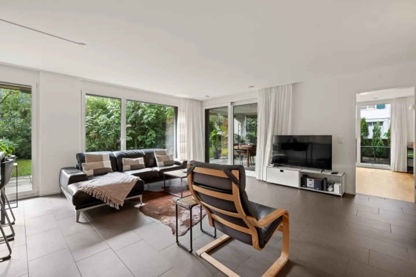APPARTAMENTO MODERNO CON GIARDINO DIRETTAMENTE SULL'AARE - Foto 2 di 8