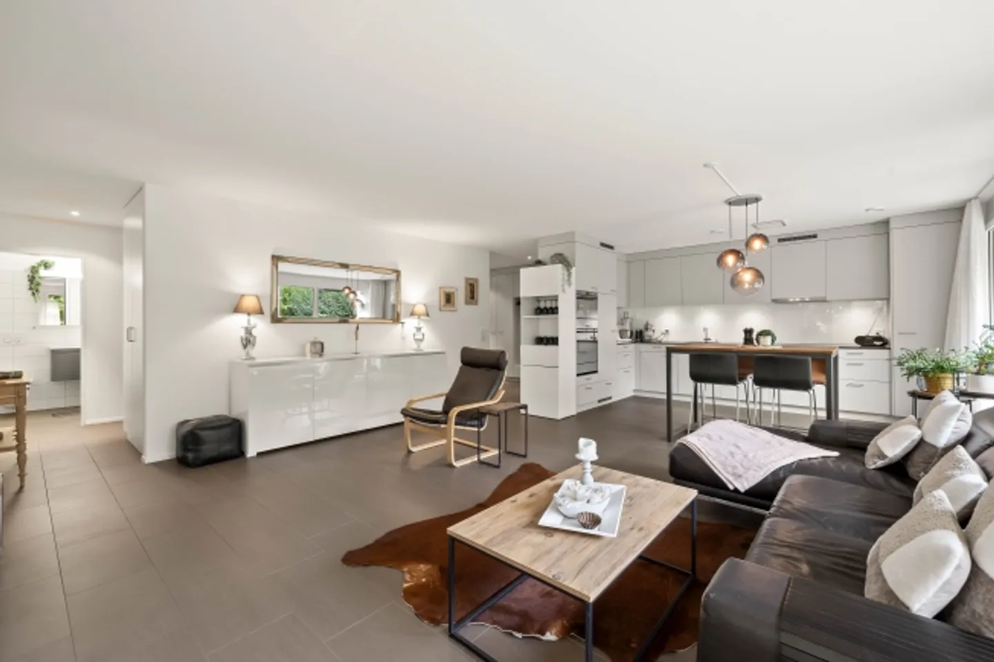 APPARTAMENTO MODERNO CON GIARDINO DIRETTAMENTE SULL'AARE - Foto 3 di 8