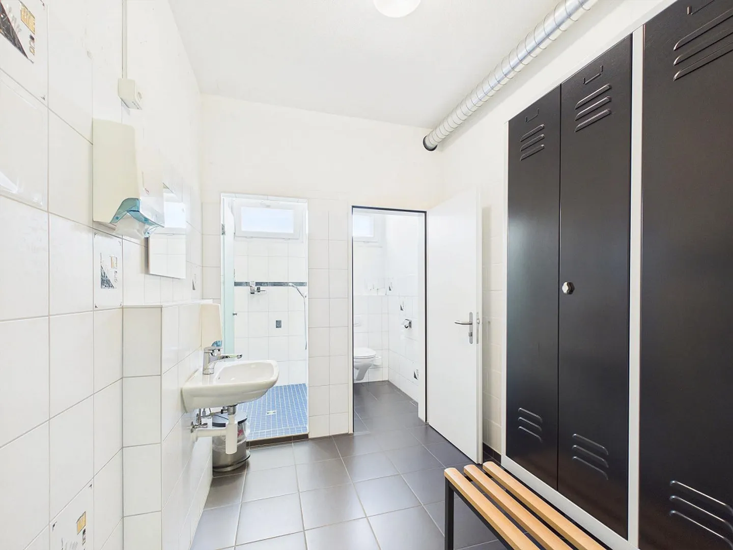 Attractive commercial space with wet area and parking / electricity & water included - Photo 8 of 9