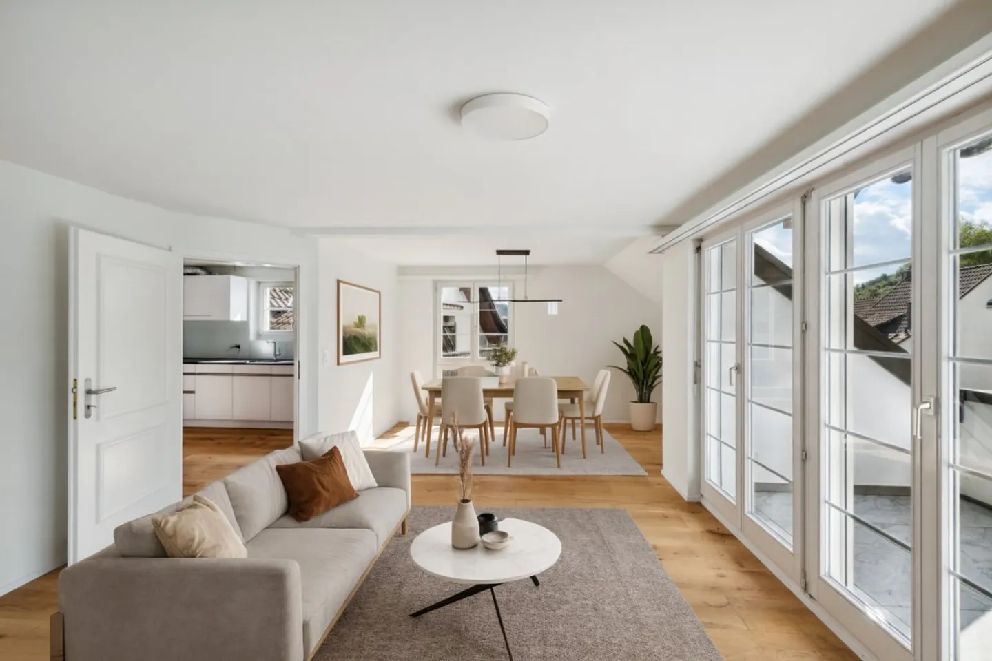 COMPLETAMENTE RISTRUTTURATO E LUMINOSO - Foto 1 di 13