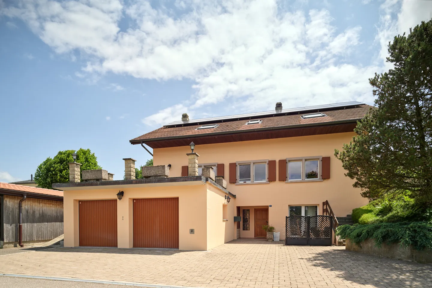 Geräumiges 6,5-Zimmer-Haus mit unabhängigem Studio - Foto 1 von 13