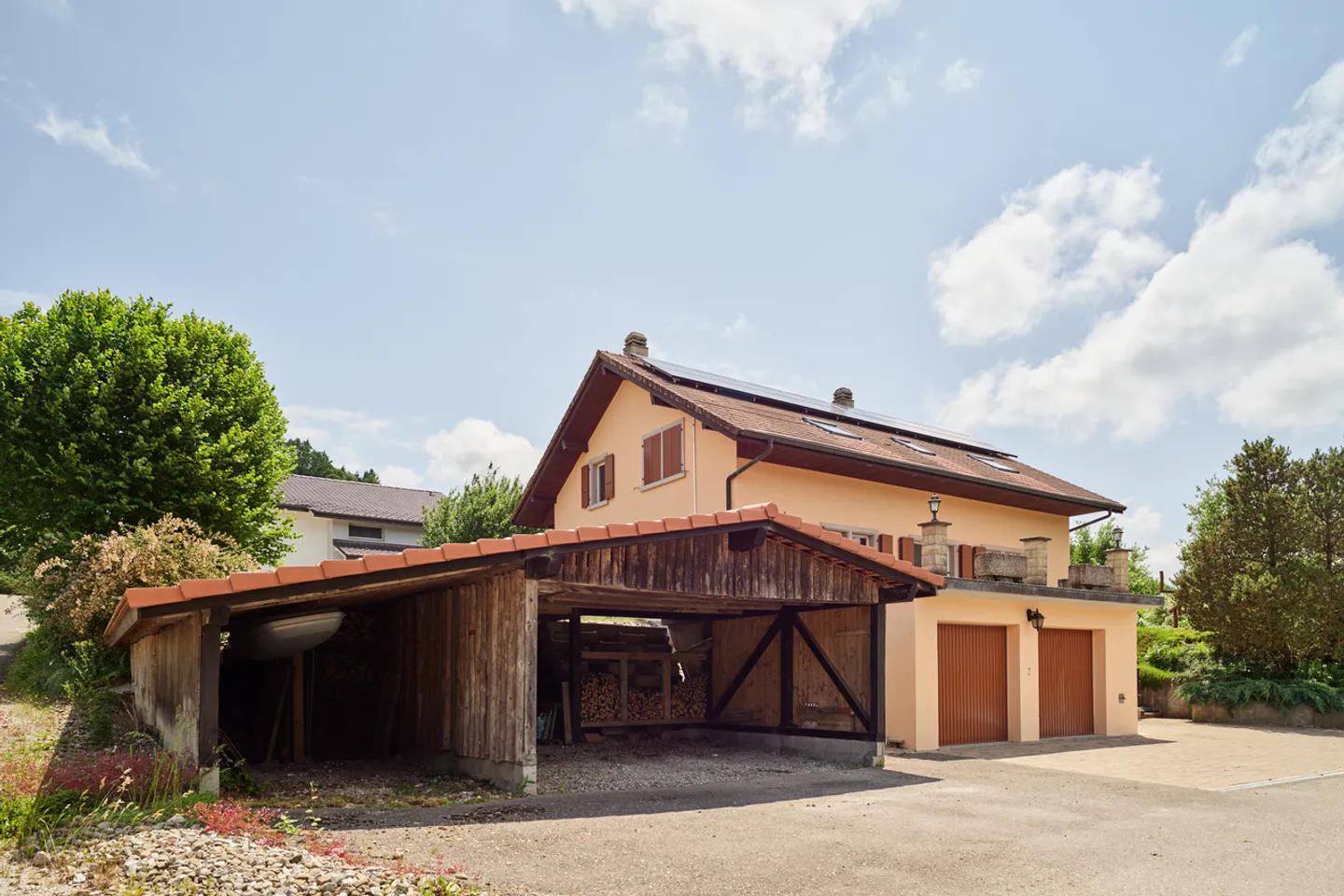 Geräumiges 6,5-Zimmer-Haus mit unabhängigem Studio - Foto 2 von 13