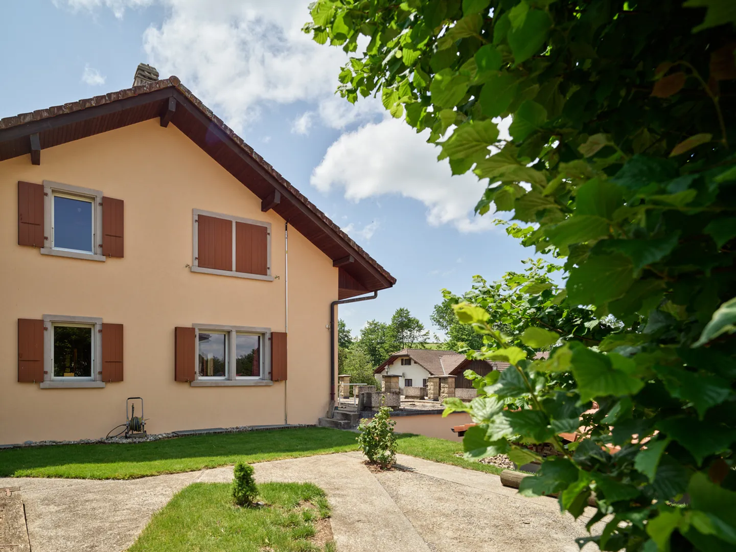 Geräumiges 6,5-Zimmer-Haus mit unabhängigem Studio - Foto 3 von 13
