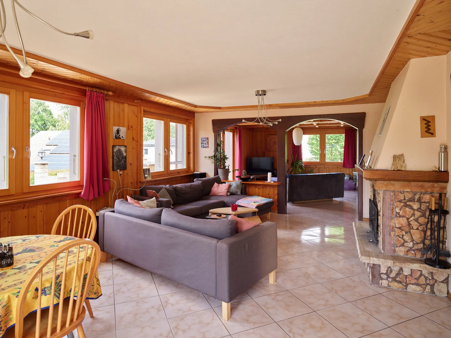 Geräumiges 6,5-Zimmer-Haus mit unabhängigem Studio - Foto 4 von 13