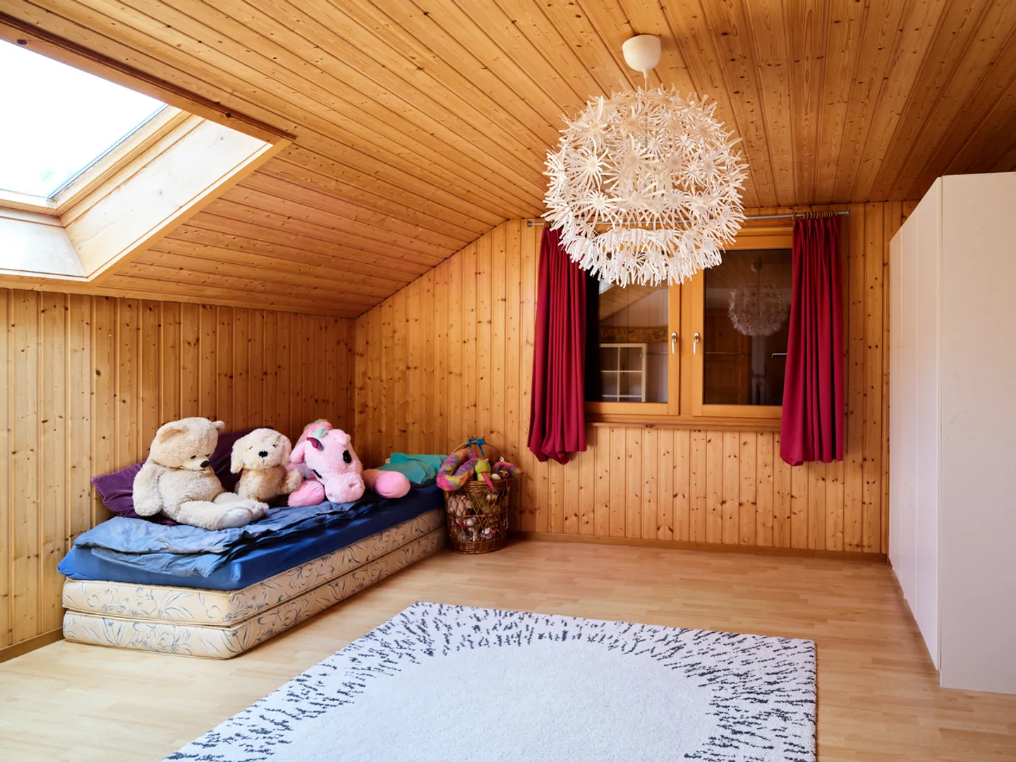 Geräumiges 6,5-Zimmer-Haus mit unabhängigem Studio - Foto 6 von 13