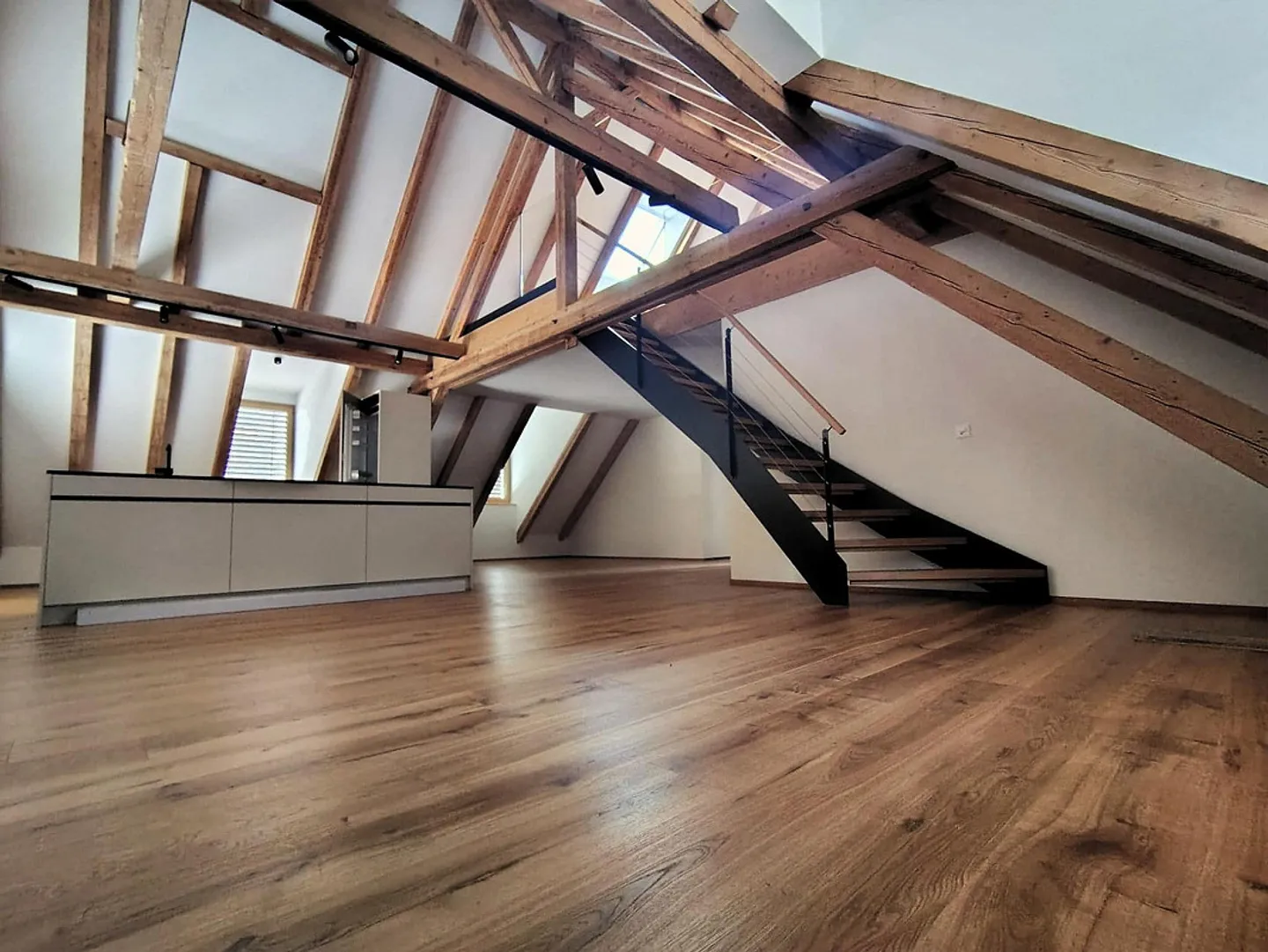 Prima occupazione luminoso attico di 4,5 stanze con balcone e giardino - Foto 1 di 15