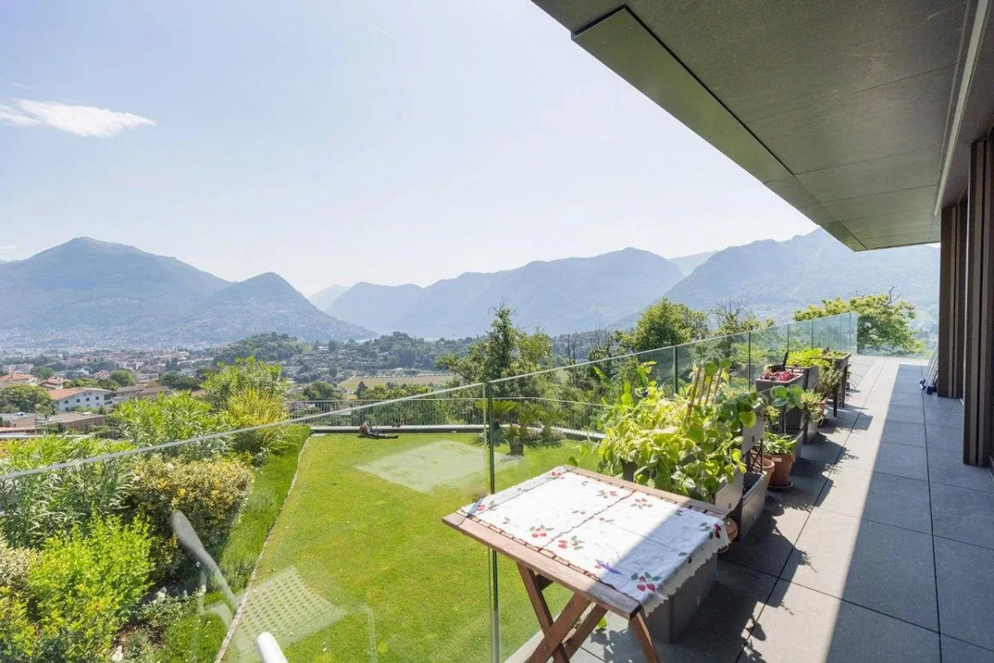 Penthouse di Lusso con Vista Lago - Foto 4 di 15