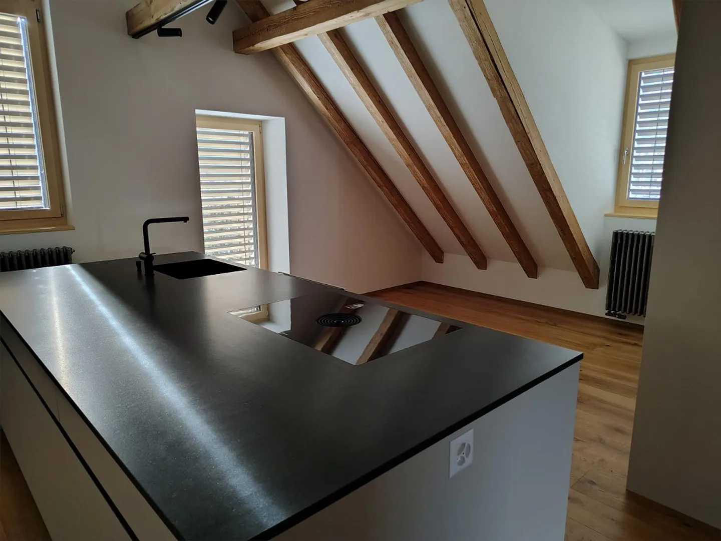 Prima occupazione luminoso attico di 4,5 stanze con balcone e giardino - Foto 5 di 15